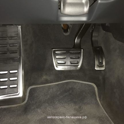 Audi A4 2012 установка накладок педалей и отдыха левой ноги.