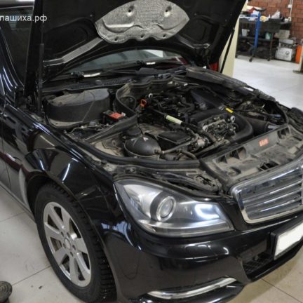Mercedes-Benz c180 2011 ремонт тормозной системы, замена прокладки клапанной крышки.